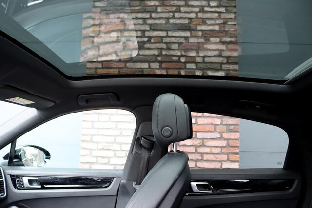 Porsche CAYENNE Coupé 3.0 Aut8 | Luchtvering | Panoramadak | BOSE | Trekhaak | Leder | Memory | Stoelverwarming V+A | PDLS | Sport-Chrono-pakket | Soft-Close | Verwarmd Stuurwiel |