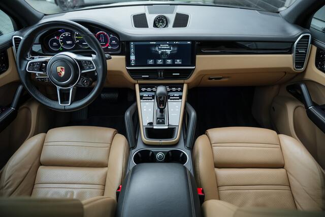 Porsche CAYENNE 3.0 E-Hybrid 463 pk Sport-Chrono / Pano-Dak/ Matrix-Led/ Lucht-Vering/ Bose-Sound/ Sport-Stoelen/ Stoel.Verw/ 360-Camera/ Adap.Cruise/ 22'' LMV