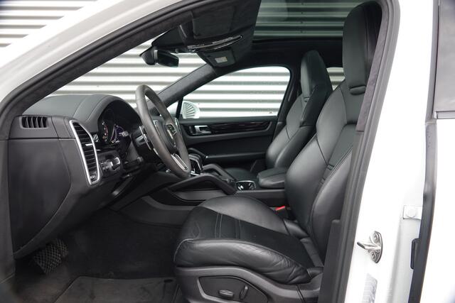 Porsche CAYENNE Coupé 3.0 E-Hybrid | Sport Chrono | Pano | Alcantara | Luchtvering | HUD | Memory | 360 |