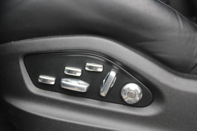 Porsche CAYENNE Coupé 3.0 E-Hybrid Carrarawit Metallic Panoramadak Luchtvering Sport-Chrono Achterasbesturing Softclose Vol-Leder NL-Auto