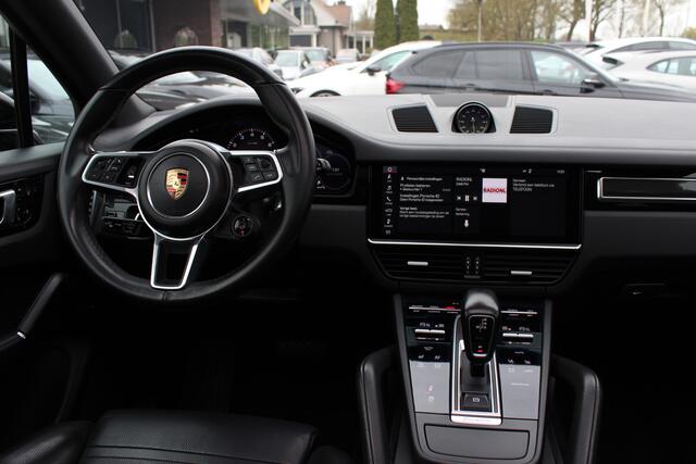 Porsche CAYENNE 3.0 E-Hybrid / Panoramadak / Camera / Softclose / Keyless / Carbon intr. / Luchtvering / 21'' / Bose / Sfeerverlichting / Adaptieve stoelen / Stoelventilatie / Stoelverwarming 4x / Sportchrono / Dodehoek