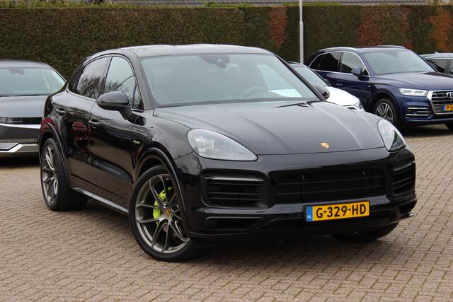Porsche CAYENNE Coupé 3.0 E-Hybrid 51.833 km! / Trekhaak / Camera / Lichtgewichtpakket / Carbon intr. / Luchtvering / 22'' / Softclose / Boxe / Sportstoelen / Sportdesign+Chrono / DAB / Stoelverwarming / Cruise Control