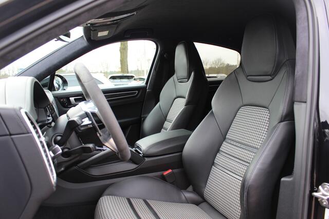 Porsche CAYENNE Coupé 3.0 E-Hybrid 51.833 km! / Trekhaak / Camera / Lichtgewichtpakket / Carbon intr. / Luchtvering / 22'' / Softclose / Boxe / Sportstoelen / Sportdesign+Chrono / DAB / Stoelverwarming / Cruise Control