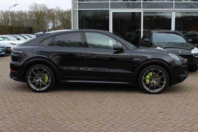 Porsche CAYENNE Coupé 3.0 E-Hybrid 51.833 km! / Trekhaak / Camera / Lichtgewichtpakket / Carbon intr. / Luchtvering / 22'' / Softclose / Boxe / Sportstoelen / Sportdesign+Chrono / DAB / Stoelverwarming / Cruise Control