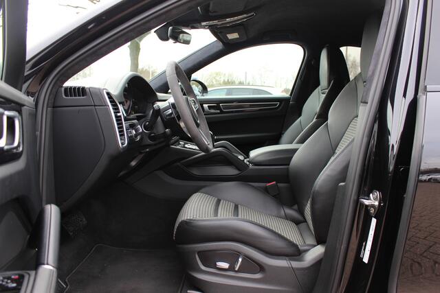 Porsche CAYENNE Coupé 3.0 E-Hybrid 51.833 km! / Trekhaak / Camera / Lichtgewichtpakket / Carbon intr. / Luchtvering / 22'' / Softclose / Boxe / Sportstoelen / Sportdesign+Chrono / DAB / Stoelverwarming / Cruise Control