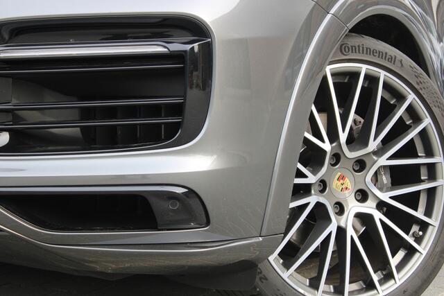 Porsche CAYENNE Coupé 3.0 E - Hybrid - 22 inch - Sport Design - Panoramadak - Adaptieve cruise control - Sport Grono 18 voudig verstelbare stoelen - Luchtvering - Matrix Led koplampen - Trekhaak Nederlandse Porsche - Bose - Rondom zicht camera