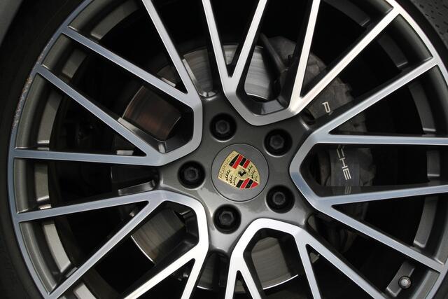 Porsche CAYENNE Coupé 3.0 E - Hybrid - 22 inch - Sport Design - Panoramadak - Adaptieve cruise control - Sport Grono 18 voudig verstelbare stoelen - Luchtvering - Matrix Led koplampen - Trekhaak Nederlandse Porsche - Bose - Rondom zicht camera