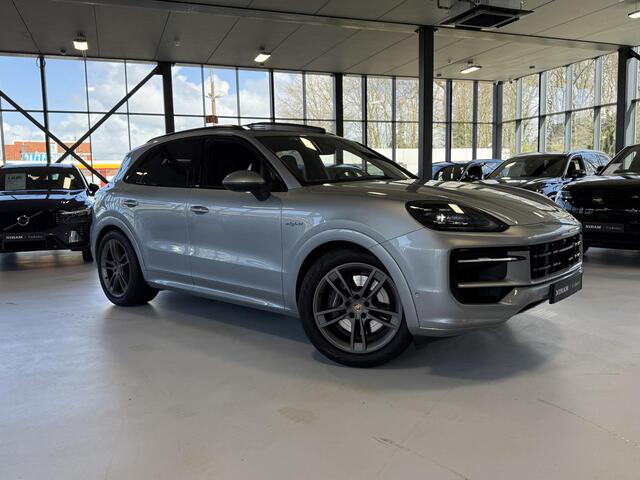 Porsche CAYENNE 3.0 E-Hybrid FOTO REP. VOLGT|SPORT DESIGN|SPORT CHRONO|PANO-DAK|360 CAMERA|LUCHTVERING|TREKHAAK|DOLOMIETZILVER|MATRIX LED|ADAPT. CRUISE|SPORTSTOELEN