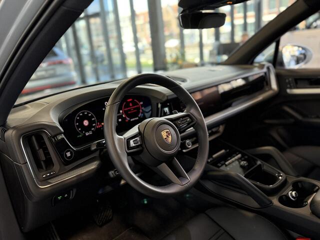 Porsche CAYENNE 3.0 E-Hybrid FOTO REP. VOLGT|SPORT DESIGN|SPORT CHRONO|PANO-DAK|360 CAMERA|LUCHTVERING|TREKHAAK|DOLOMIETZILVER|MATRIX LED|ADAPT. CRUISE|SPORTSTOELEN