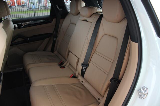 Porsche CAYENNE 3.0 | SportDesign | Pano | Luchtvering | Adaptief cruise control | Stoelkoeling | 22" | 340PK