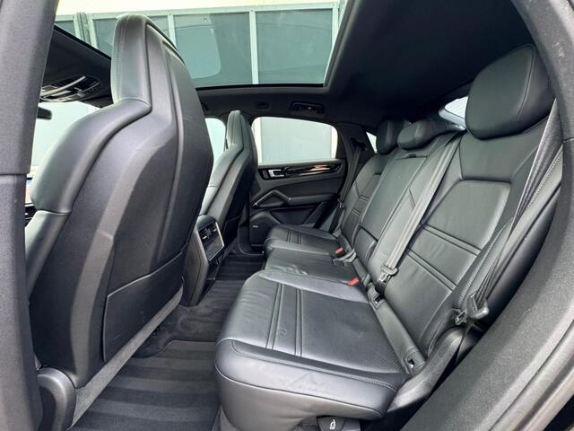 Porsche CAYENNE Coupe 3.0 E-Hybrid | Luchtvering | Pano | Trekhaak | 5 Alarm