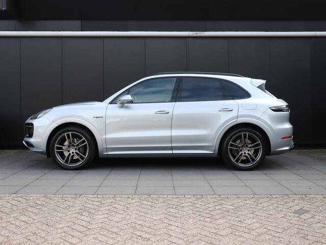 Porsche CAYENNE 3.0 E-Hybrid | SPORT-CHRONO | LUCHT-VERING LEDER | PANO-DAK | BOSE | TREKHAAK | ENTERTAINMENT | HEAD-UP | CAMERA | ACHTERAS BEST | CARBON