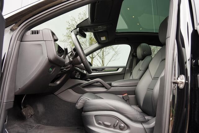 Porsche CAYENNE Coupé 3.0 E-Hybrid / Sport Chrono / Vierwielsturing / Sport Design Pakket / NL- Auto