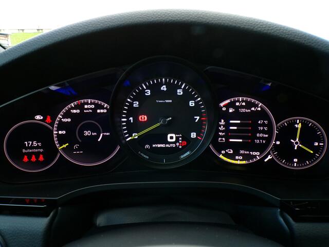 Porsche CAYENNE 3.0 E-Hybrid Platinum Edition, Trekhaak / BOSE Surround Sound / Carplay + Android Auto / Leder / Luchtvering / Elektr. Schuifdak / 22 '' LMV