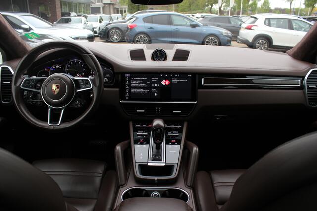 Porsche CAYENNE Coupé 3.0 E-Hybrid / Panoramadak / 360Camera / Head-up / Softclose / Luchtvering / 21'' / Bose / Sportchrono / Stoelventilatie+Massage / Stoelverwarming 4x / Dodehoek / DAB / ACC