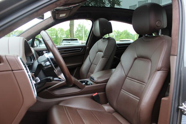 Porsche CAYENNE Coupé 3.0 E-Hybrid / Panoramadak / 360Camera / Head-up / Softclose / Luchtvering / 21'' / Bose / Sportchrono / Stoelventilatie+Massage / Stoelverwarming 4x / Dodehoek / DAB / ACC