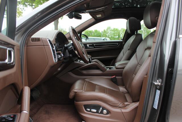 Porsche CAYENNE Coupé 3.0 E-Hybrid / Panoramadak / 360Camera / Head-up / Softclose / Luchtvering / 21'' / Bose / Sportchrono / Stoelventilatie+Massage / Stoelverwarming 4x / Dodehoek / DAB / ACC