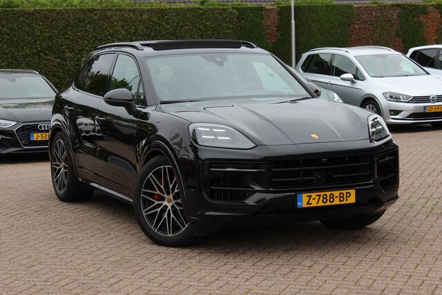 Porsche CAYENNE 3.0 S E-Hybrid 519pk / Trekhaak / Panoramadak / 360Camera / Head-up / Achterasbesturing / Bose / 21'' / Luchtvering / Adaptieve Stoelen / Sportdesign+Chrono / Sportuiltaat / Stoelventilatie / Stoelverwarming 4x /