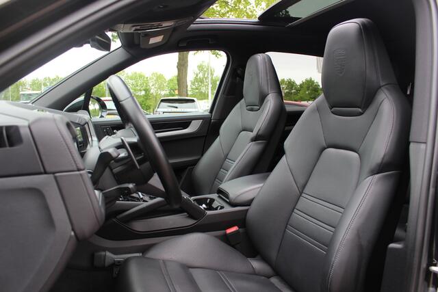 Porsche CAYENNE 3.0 S E-Hybrid 519pk / Trekhaak / Panoramadak / 360Camera / Head-up / Achterasbesturing / Bose / 21'' / Luchtvering / Adaptieve Stoelen / Sportdesign+Chrono / Sportuiltaat / Stoelventilatie / Stoelverwarming 4x /