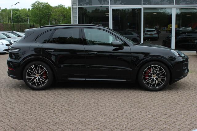 Porsche CAYENNE 3.0 S E-Hybrid 519pk / Trekhaak / Panoramadak / 360Camera / Head-up / Achterasbesturing / Bose / 21'' / Luchtvering / Adaptieve Stoelen / Sportdesign+Chrono / Sportuiltaat / Stoelventilatie / Stoelverwarming 4x /