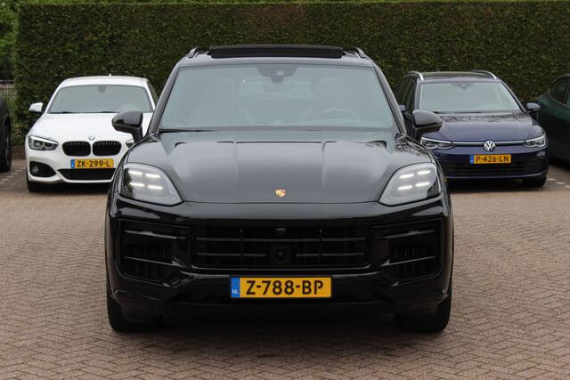 Porsche CAYENNE 3.0 S E-Hybrid 519pk / Trekhaak / Panoramadak / 360Camera / Head-up / Achterasbesturing / Bose / 21'' / Luchtvering / Adaptieve Stoelen / Sportdesign+Chrono / Sportuiltaat / Stoelventilatie / Stoelverwarming 4x /