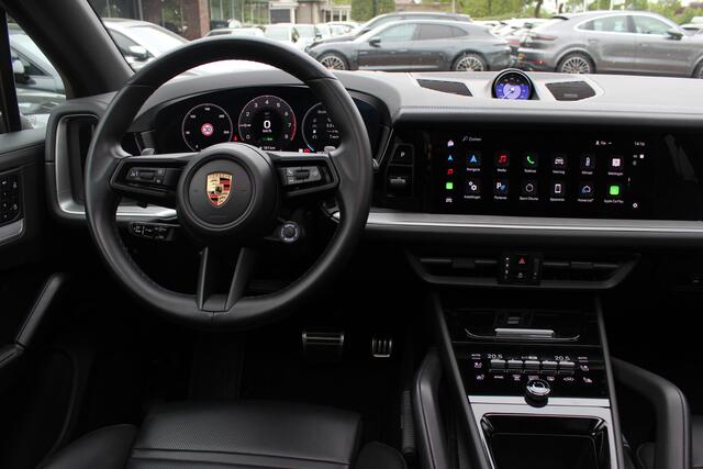 Porsche CAYENNE 3.0 S E-Hybrid 519pk / Trekhaak / Panoramadak / 360Camera / Head-up / Achterasbesturing / Bose / 21'' / Luchtvering / Adaptieve Stoelen / Sportdesign+Chrono / Sportuiltaat / Stoelventilatie / Stoelverwarming 4x /