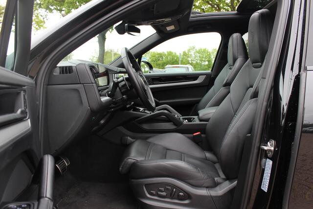 Porsche CAYENNE 3.0 S E-Hybrid 519pk / Trekhaak / Panoramadak / 360Camera / Head-up / Achterasbesturing / Bose / 21'' / Luchtvering / Adaptieve Stoelen / Sportdesign+Chrono / Sportuiltaat / Stoelventilatie / Stoelverwarming 4x /