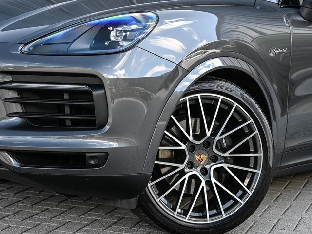 Porsche CAYENNE Coupé 3.0 E-Hybrid | NL Auto | Dealer Onderhouden | 18-Wegs Memory Seats | Panoramadak | 360 Camera | Luchtvering | Bose | Sport Chrono | Stoelventilatie | Stuur verwarmd | Soft Close | Trekhaak |