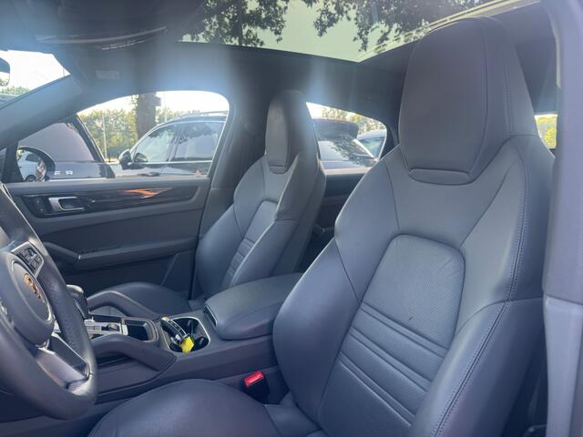Porsche CAYENNE Coupé 3.0 E-Hybrid / Trekhaak / Panoramadak / 360Camera / Achterasbesturing / Luchtvering / Sportchrono / 21'' / Leder / CarPlay / Stoelverwarming / Dodehoek / DAB / Cruise Control Adaptief