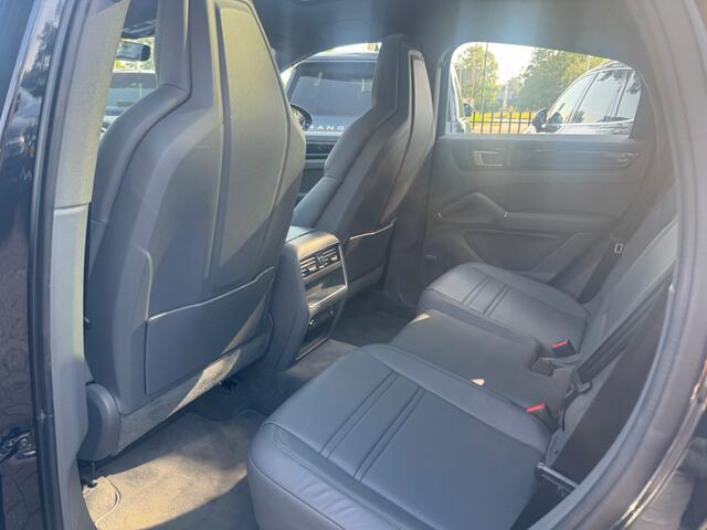 Porsche CAYENNE Coupé 3.0 E-Hybrid / Trekhaak / Panoramadak / 360Camera / Achterasbesturing / Luchtvering / Sportchrono / 21'' / Leder / CarPlay / Stoelverwarming / Dodehoek / DAB / Cruise Control Adaptief