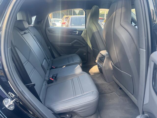Porsche CAYENNE Coupé 3.0 E-Hybrid / Trekhaak / Panoramadak / 360Camera / Achterasbesturing / Luchtvering / Sportchrono / 21'' / Leder / CarPlay / Stoelverwarming / Dodehoek / DAB / Cruise Control Adaptief