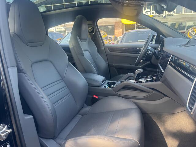 Porsche CAYENNE Coupé 3.0 E-Hybrid / Trekhaak / Panoramadak / 360Camera / Achterasbesturing / Luchtvering / Sportchrono / 21'' / Leder / CarPlay / Stoelverwarming / Dodehoek / DAB / Cruise Control Adaptief