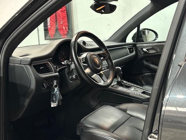 Porsche MACAN 2.0 | Panoramadak | Luchtvering | 21 inch multispaaks | Memory | Onderhoudshistorie |