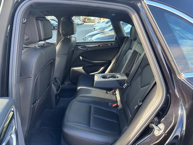 Porsche MACAN 2.0 / 1e Eign. / Trekhaak / Panoramadak / Camera / Luchtvering / Leder / 20'' / Dodehoek / DAB / Stoelverwarming / Cruise Control