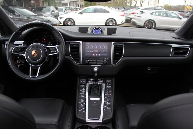 Porsche MACAN 2.0 / NL Auto / Dealer onderhouden / Panoramadak / Camera / Luchtvering / Sportdesign+Chrono / 21'' / Adaptieve stoelen / CarPlay / Bose / DAB / Stoelverwarming / ACC