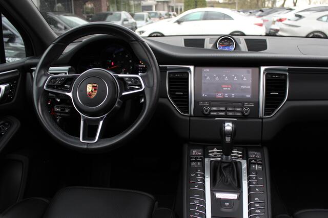 Porsche MACAN 2.0 / NL Auto / Dealer onderhouden / Panoramadak / Camera / Luchtvering / Sportdesign+Chrono / 21'' / Adaptieve stoelen / CarPlay / Bose / DAB / Stoelverwarming / ACC