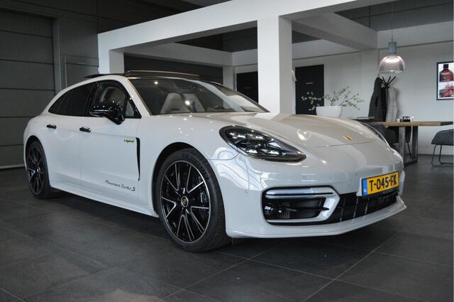Porsche PANAMERA Sport Turismo 4.0 Turbo S E-Hybrid pano Burmester Softclose !!