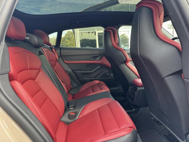 Porsche Taycan Cross Turismo 4 93 kWh / Panoramadak / 360Camera / Passenger Display / Sportdesign + Chrono / 21'' / Bose / Luchtvering / Keyless / Stuur+Stoelverwarming / Dodehoek / DAB / ACC