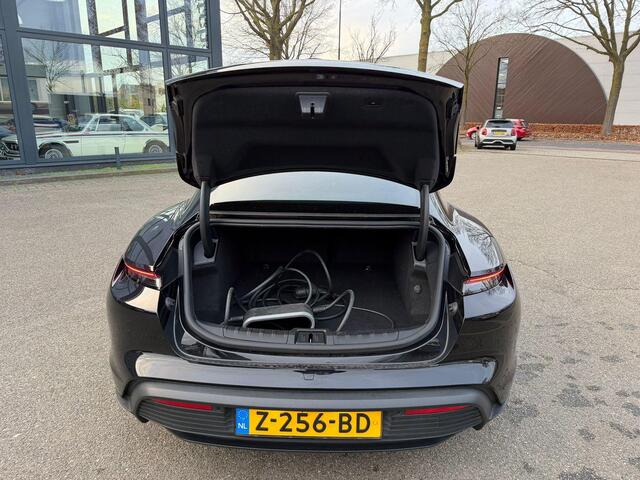 Porsche Taycan Performance 84 kWh VAN: 68.900,- VOOR: 64.440,- UW EINDEJAARSVOORDEEL: 4.460,- EURO | ADAPT. CRUISE | DODE HOEK HERKENNING | SPORTCHRONO | HEAD UP | WARMTEPOMP | DIRECT LEVERBAAR NET PORSCHE ONDERHOUD GEHAD |