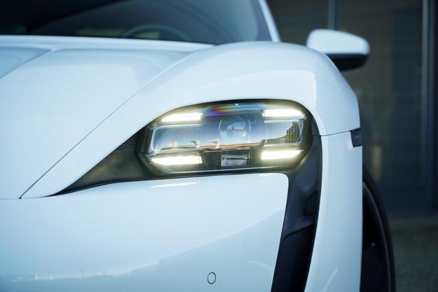 Porsche Taycan Performance 84 kWh / Pano / Warmtepomp / Bose / Luchtvering / 21''