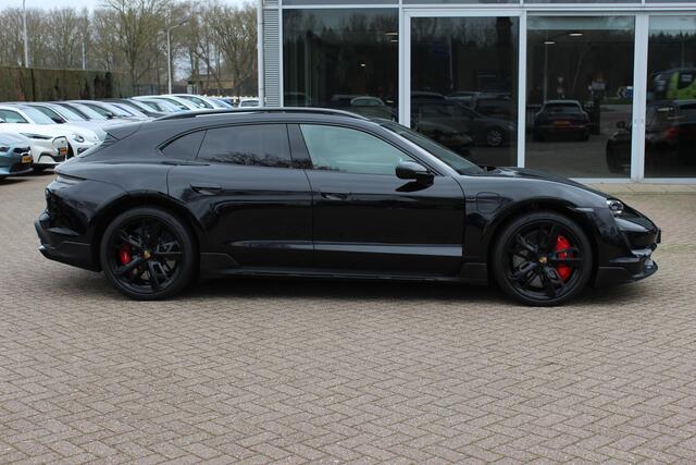 Porsche Taycan Cross Turismo Turbo S 93 kWh / SoH 90,9% / Panoramadak / 360Camera / Head-up / Passenger Display / Luchtvering / 21'' / Bose / Keyless / Sportdesign+Chrono / Stoelventilatie+Verwarming / Stuurverwarming / Dodehoek / DAB