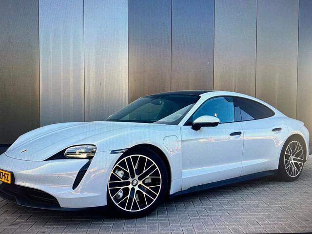 Porsche Taycan 79 kWh Sport-Chrono 327 pk / Marge-Auto/ Krijt-Grijs/ Pano-Dak/ Lucht-Vering/ Passenger-Display/ Sport-Stoelen/ Stoel.Verw/ Camera/ 20'' LMV