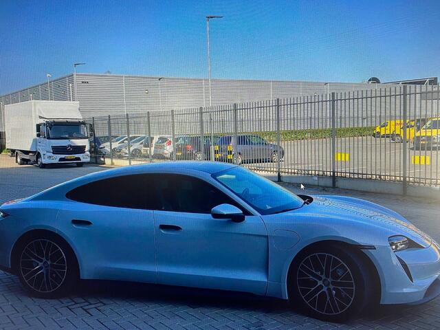 Porsche Taycan 79 kWh Sport-Chrono 327 pk / Marge-Auto/ Krijt-Grijs/ Pano-Dak/ Lucht-Vering/ Passenger-Display/ Sport-Stoelen/ Stoel.Verw/ Camera/ 20'' LMV