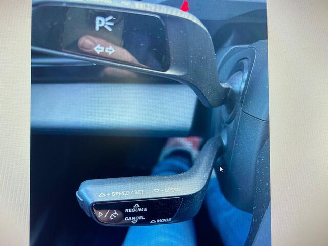 Porsche Taycan 79 kWh Sport-Chrono 327 pk / Marge-Auto/ Krijt-Grijs/ Pano-Dak/ Lucht-Vering/ Passenger-Display/ Sport-Stoelen/ Stoel.Verw/ Camera/ 20'' LMV