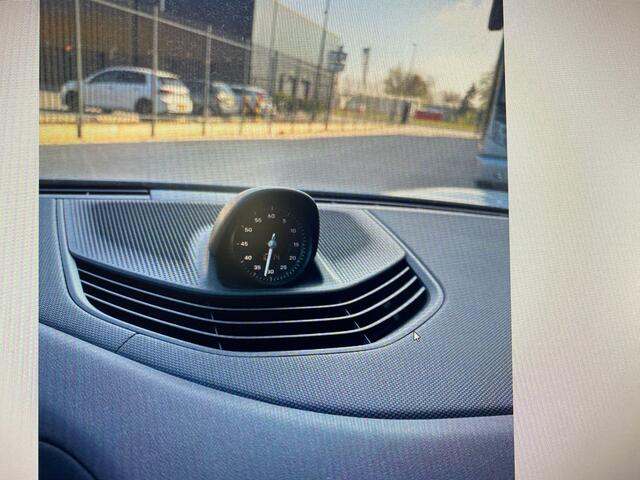 Porsche Taycan 79 kWh Sport-Chrono 327 pk / Marge-Auto/ Krijt-Grijs/ Pano-Dak/ Lucht-Vering/ Passenger-Display/ Sport-Stoelen/ Stoel.Verw/ Camera/ 20'' LMV