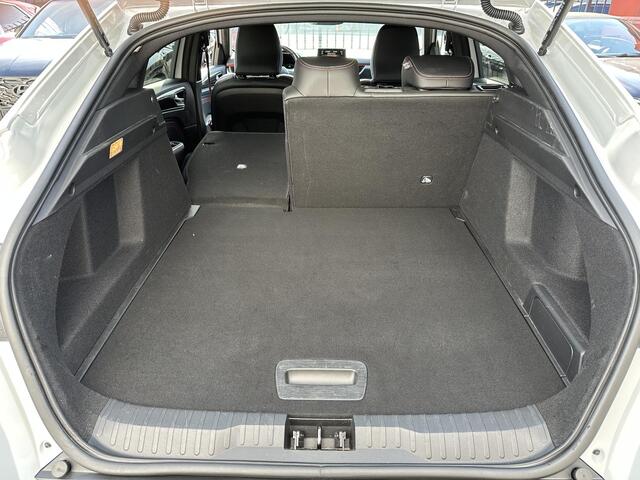 Renault Arkana 1.6 E-Tech hybrid 145 techno RS Line / Schuif-kanteldak / Elektrisch verstelbare stoelen / Trekhaak / Navigatie / Camera / Cruise control.