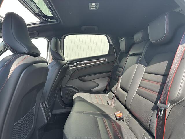 Renault Arkana 1.6 E-Tech hybrid 145 techno RS Line / Schuif-kanteldak / Elektrisch verstelbare stoelen / Trekhaak / Navigatie / Camera / Cruise control.