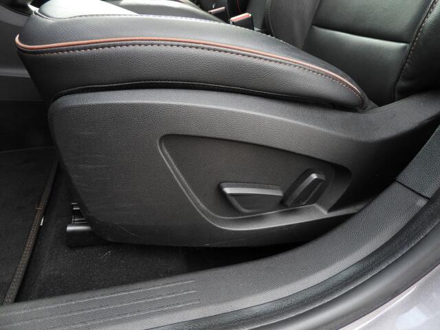 Renault CAPTUR 1.6 PLUG-IN HYBRID 160 INITIALE GROOT SCHERM PANODAK TREKHAAK