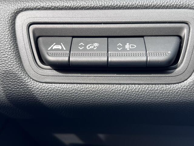 Renault CAPTUR 1.3 mild hybrid 140 techno / Weinig km / 1.200 kg trekgewicht / Navigatie groot scherm / BOSE audio / Adaptieve CC / Climate control / Apple Carplay Android / 18" LM wielen /