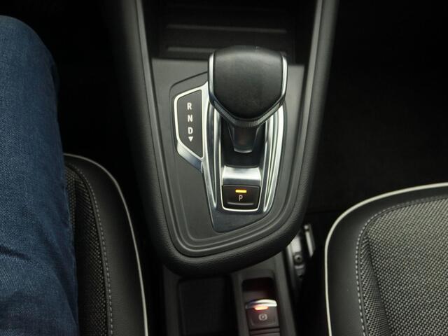 Renault CAPTUR TCe 130 EDC Automaat Intens | Easy Link Navigatie met Apple CarPlay & Android Auto | Lichtmetalen wielen 17" 'Bahamas' met zwarte inleg | Ruimtebesparend reservewiel | Zwevende middenconsole en verschuifbare armsteun vóór